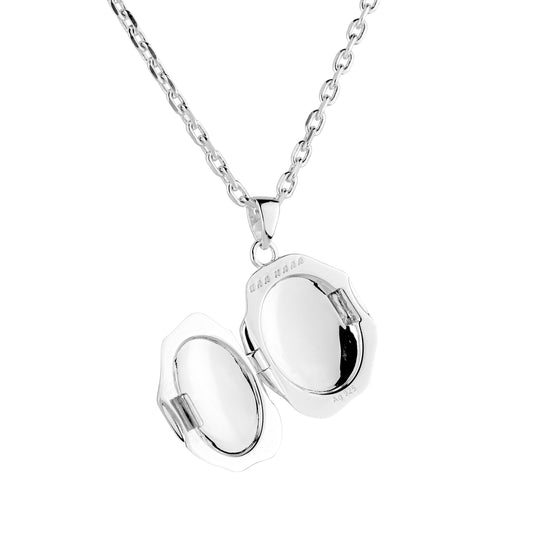 Elysium Medallion Chain Silver: Silbernes Medaillon mit eingraviertem OLAKALA-Logo und Bezel-Kettenband, öffnbar, aus 925 Sterling Silber.