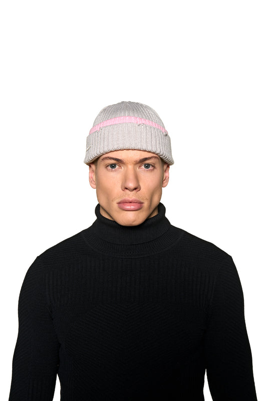 Mann trägt graue Distorted Beanie mit abnehmbarem OLAKALA Logo-Patch. Perfekte Passform für alle, modisches Accessoire mit doppelter Overlay und Distressed-Look.
